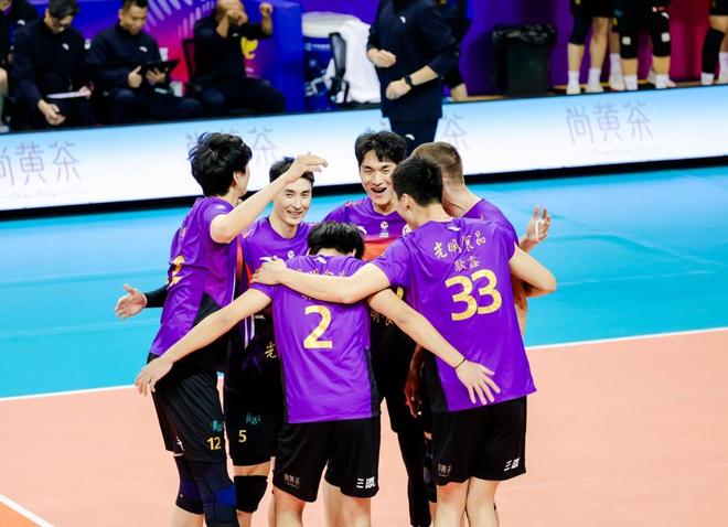 排超联赛榜首大战轻取广东队，上海男排常规赛半程登顶