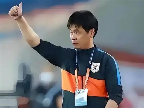 欠薪风波中的教练：李霄鹏的艰难时刻